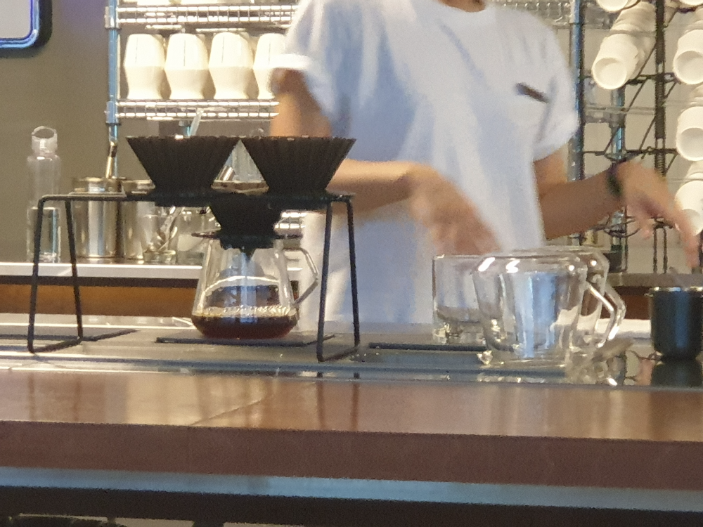 오리가미 드리퍼로 추출 중인 바리스타