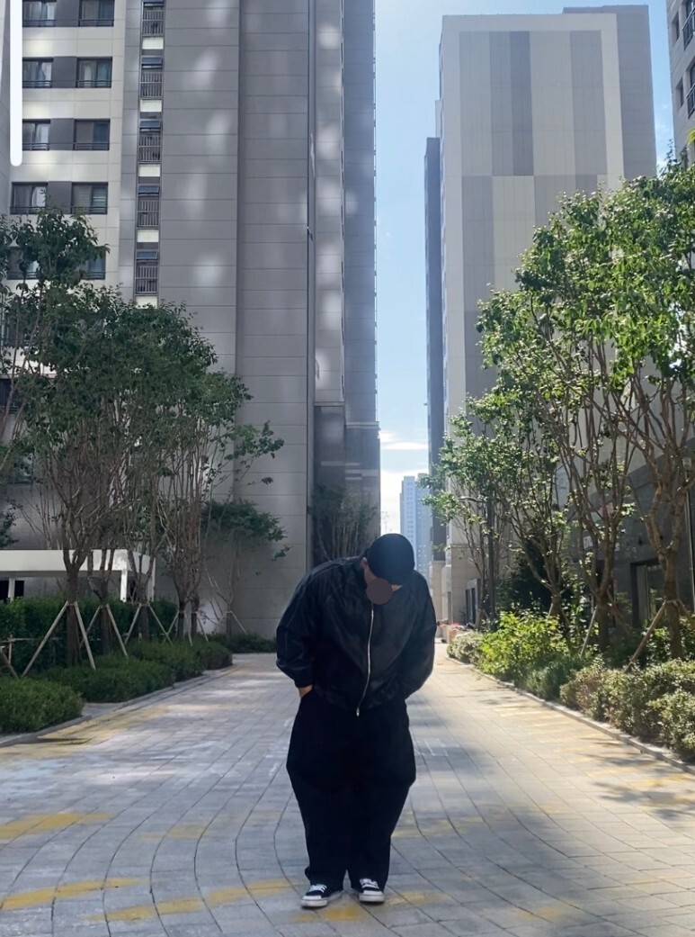 데일리룩(오뭘입)구제 비니, 마뗑킴 코팅 점퍼 블랙, 무신사 데님와이드 벌룬 팬츠 블랙, 아디다스 니짜 트레포일, 빈티지패션, 데일리룩, 남자데일리코디, 남자데일리패션, ootd