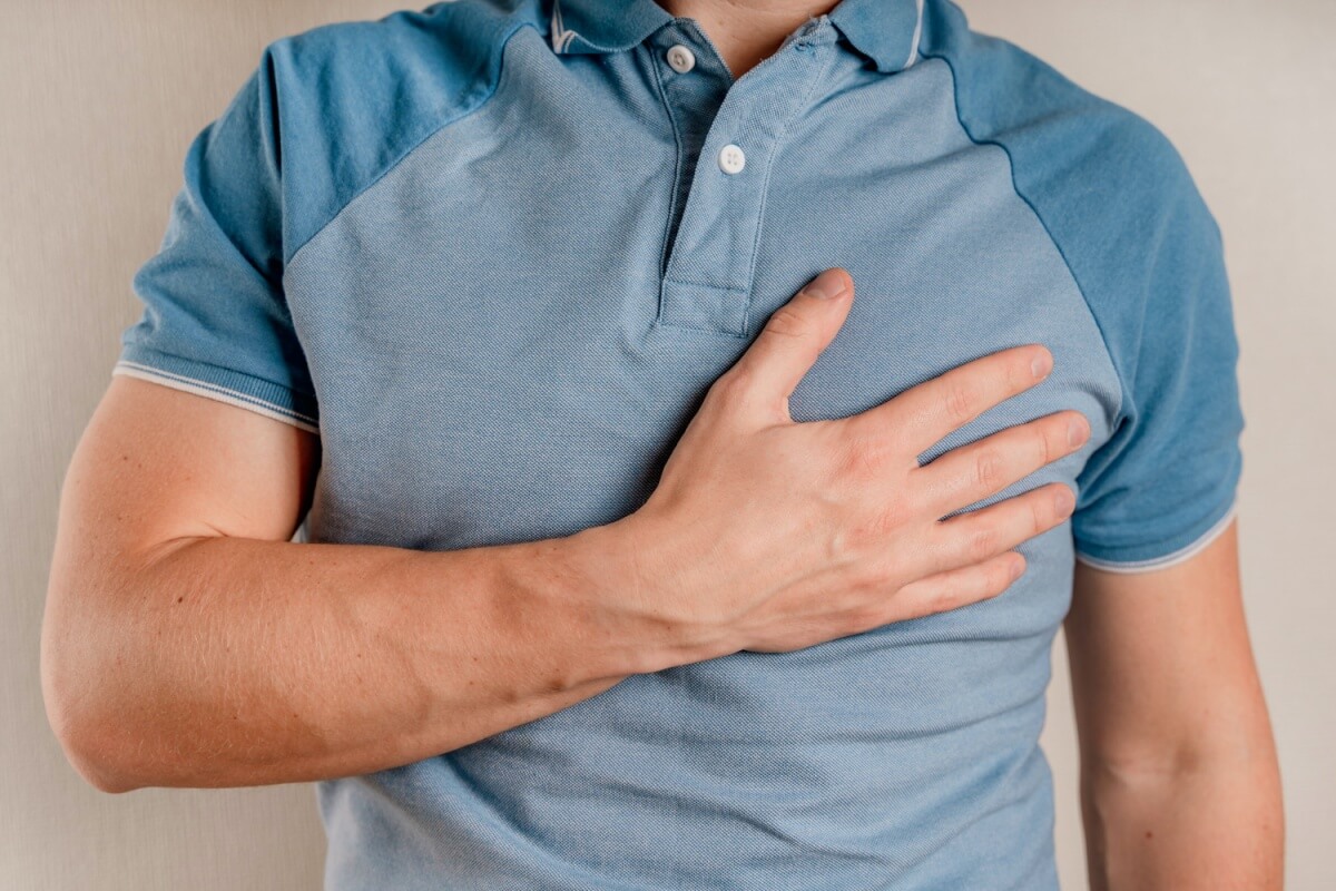 왼쪽-가슴을-부여잡고-통증을-느끼는-남성