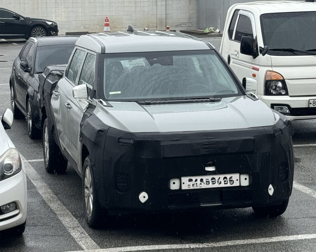 KG모빌리티(KGM)가 개발 중인 전기 픽업트럭 '토레스 픽업' 테스트카가 새롭게 포착됐다.