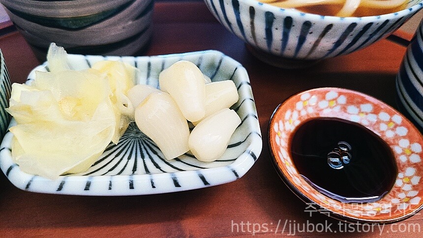 고쉐프의-신선한-초밥-밑반찬-생강-락교-간장