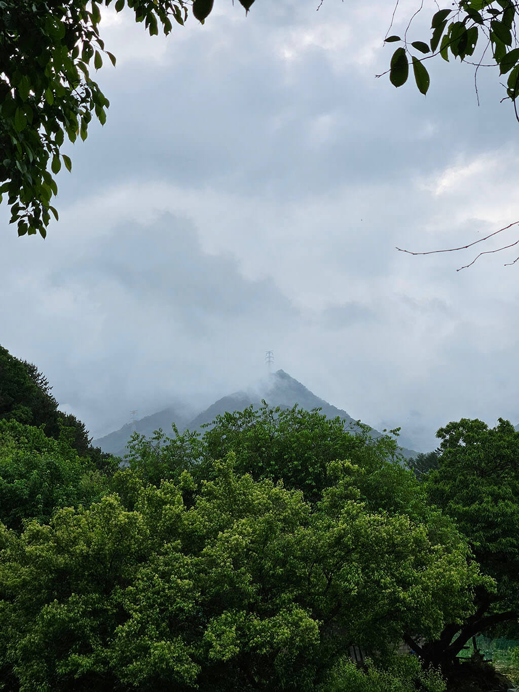 캠핑장 주변 산에 걸린 구름