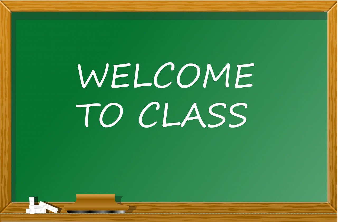 칠판에 적혀있는 welcome to class