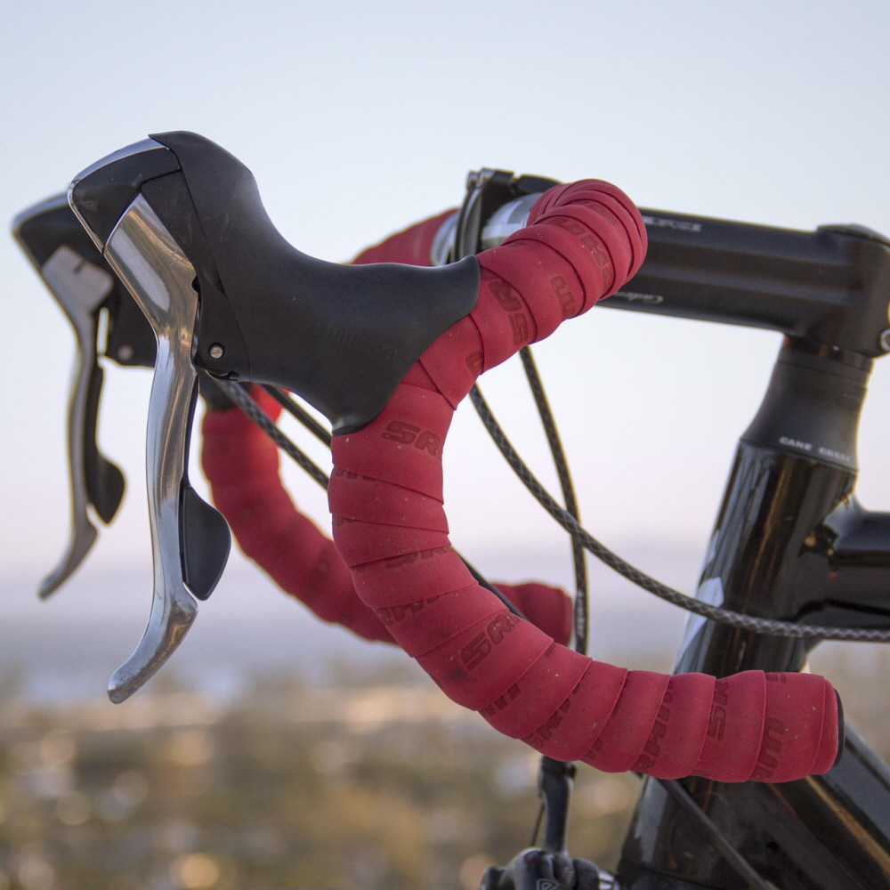 로드바이크 핸들바 테이프를 가까이에서 촬영한 모습