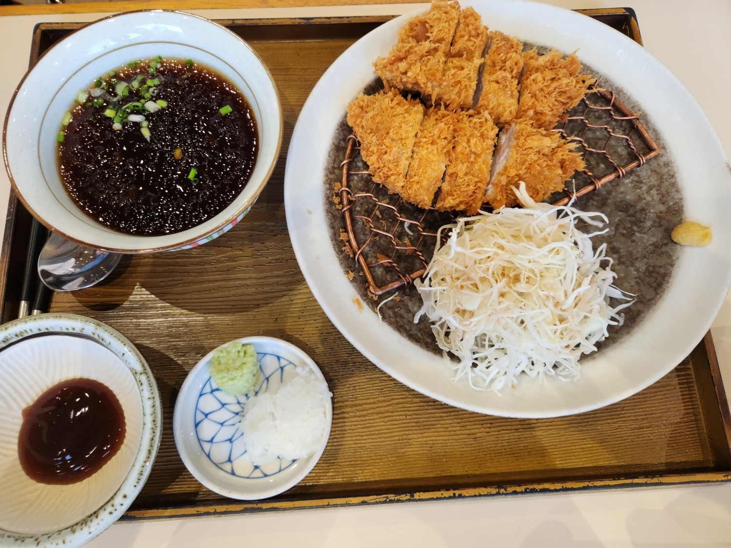 메밀 면 돈까스 세트가 쟁반 위에 있다
