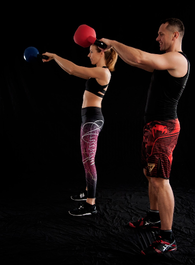 케틀벨 스윙하는 남녀