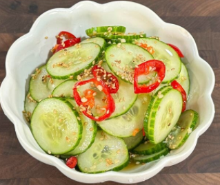 산뜻하고 시원한 홍초오이무침 완성 모습