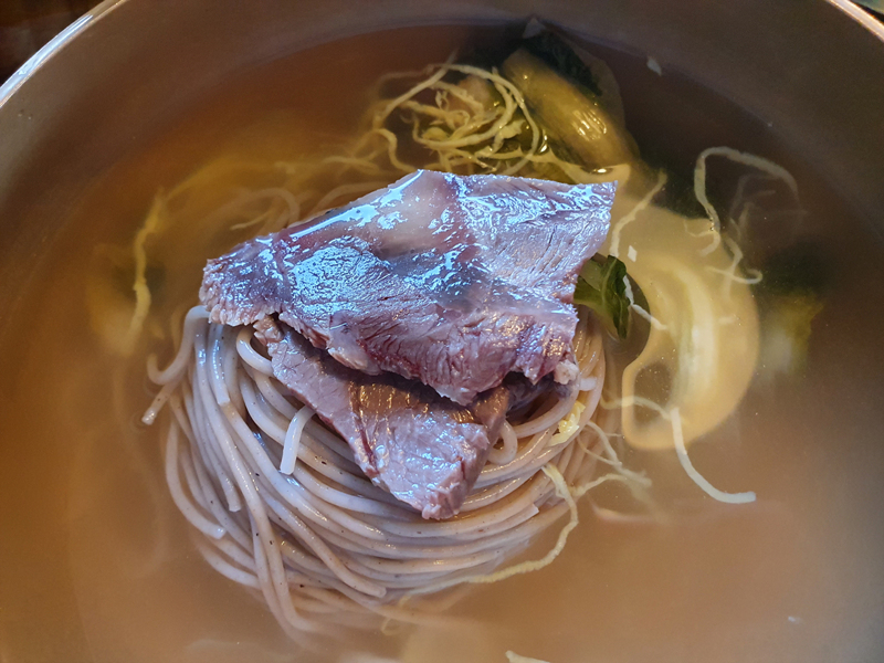 냉면-위-고명으로-올라간-고기