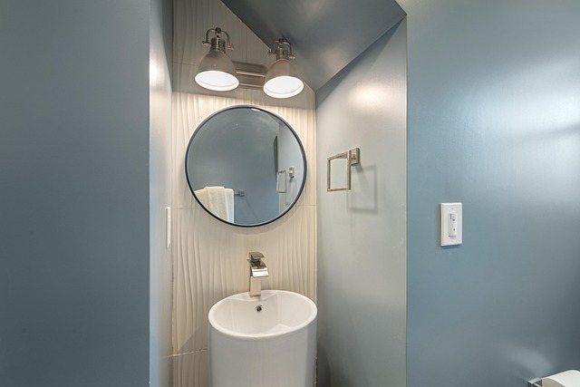 욕실 거울과 수전 사진