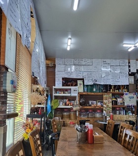 100년도가식당-내부-싸인들