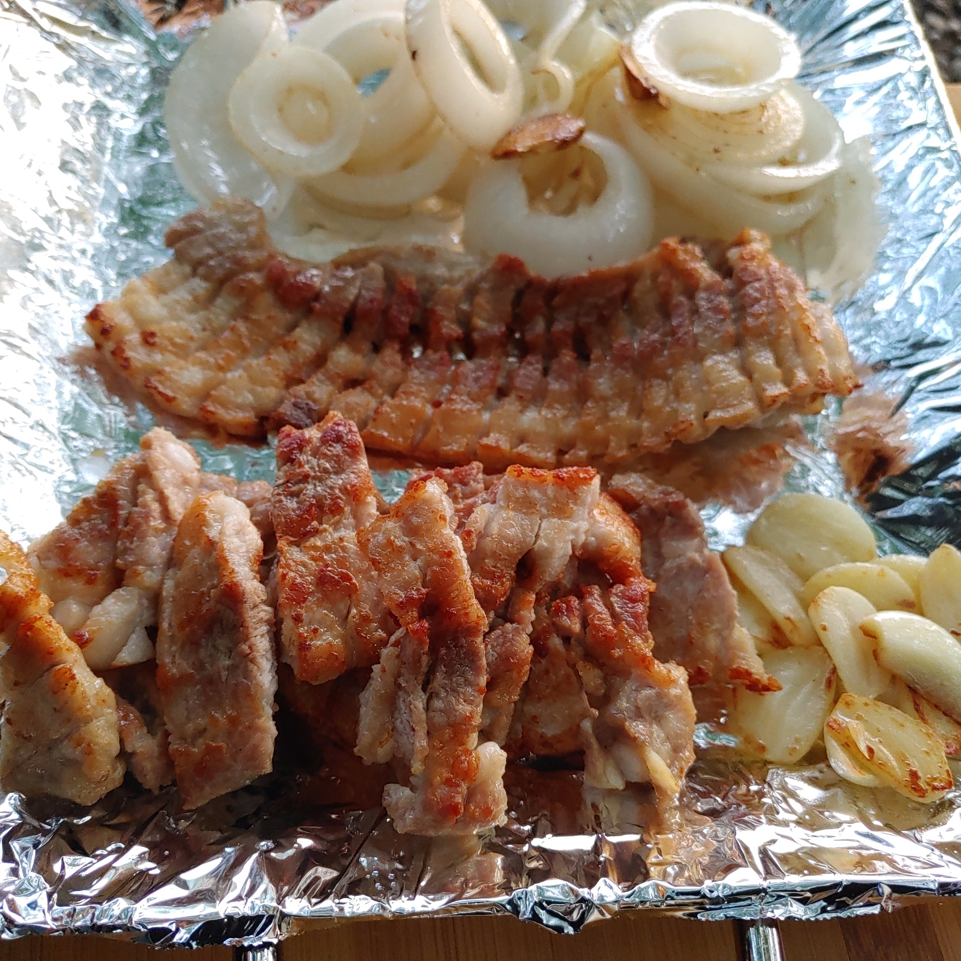 삼겹살_마늘_양파_구운것