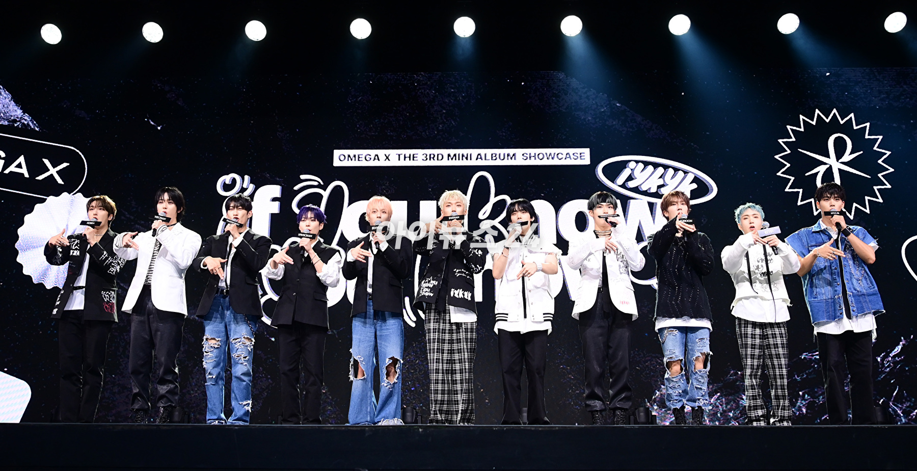 그룹 오메가엑스가 7일 오후 서울 광진구 예스24라이브홀에서 열린 오메가엑스(OMEGA X) 세 번째 미니앨범 'iykyk(if you know, you know)'(이프 유 노, 유 노) 발매 기념 쇼케이스에서 인사하고 있다. [사진=정소희 기자]