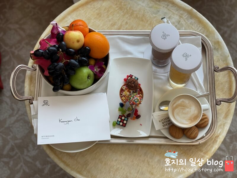 싱가포르 세인트레지스 디럭스 트윈룸 웰컴프루트 버틀러 커피 서비스