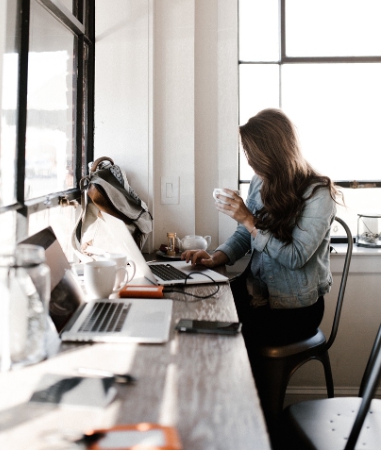 노트북하는 여성모습