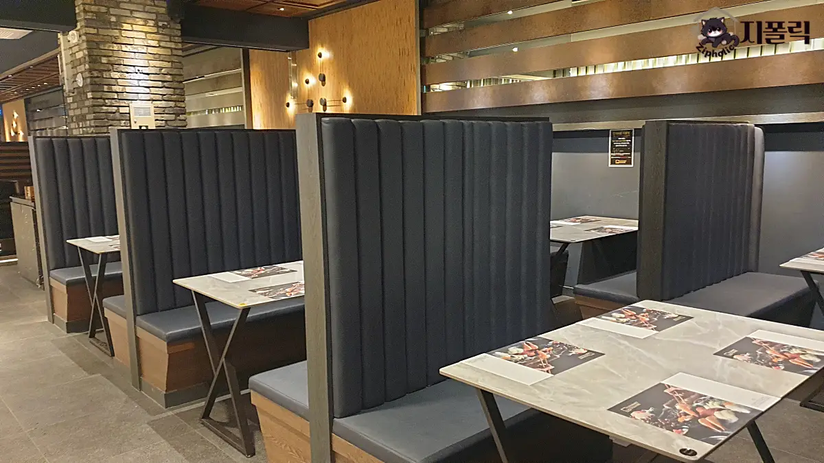 고메스퀘어-매장-일반테이블