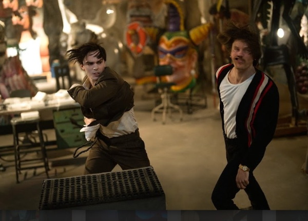 렌필드-니콜라스-홀트-액션-스틸컷