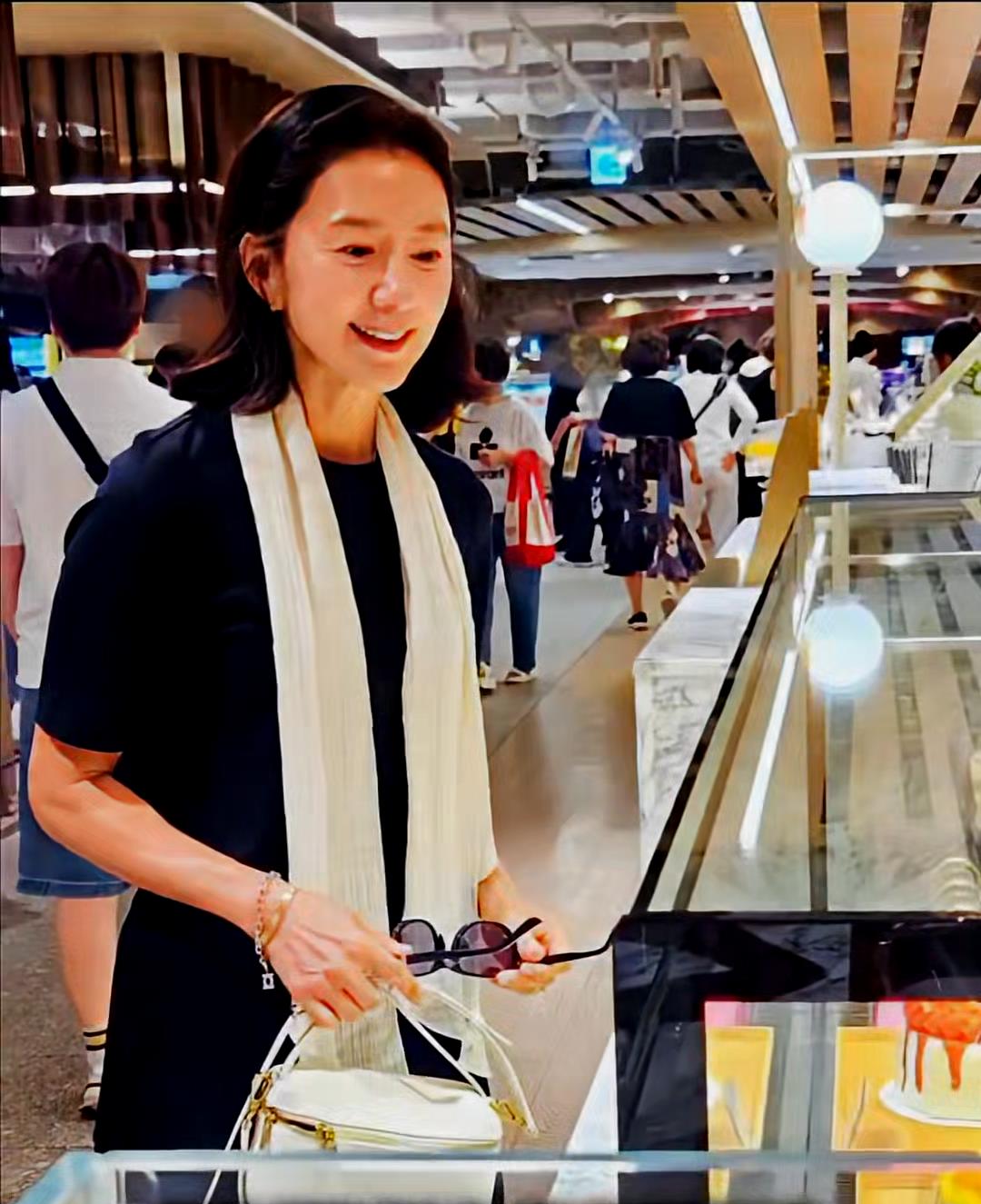 쁘렝땅의 심플하고 모던한 디자인의 아우터 또는 니트, 김희애 배우의 착용 컷