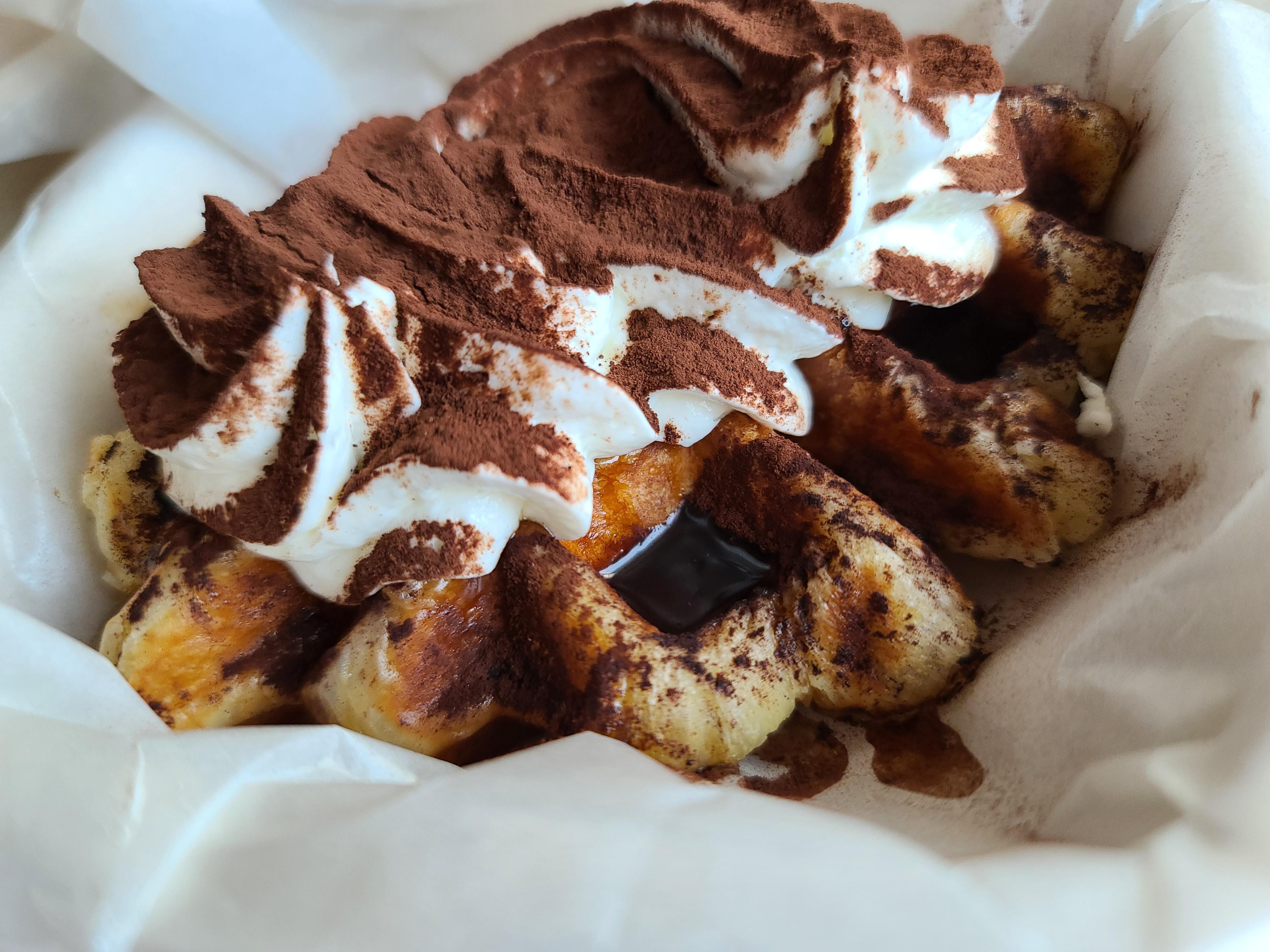 카라멜마끼야또와 크루아상와플과 고양이.