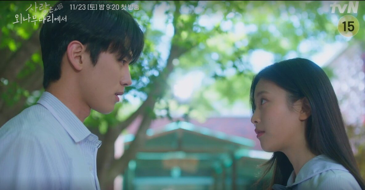 남녀-배우가-서로를-응시하고-있습니다.