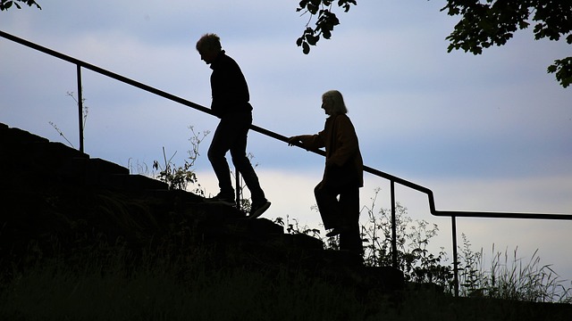 남자와 여자가 계단을 오르고있다