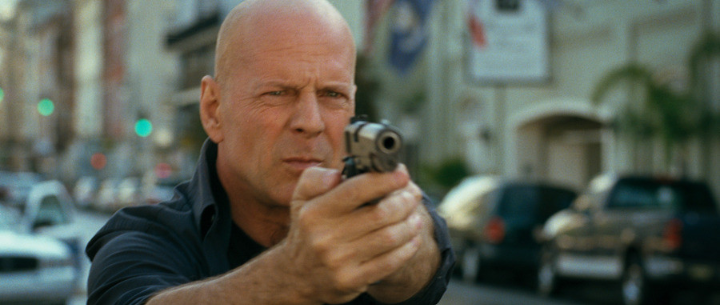 레드1_브루스윌리스가총을겨누고있다