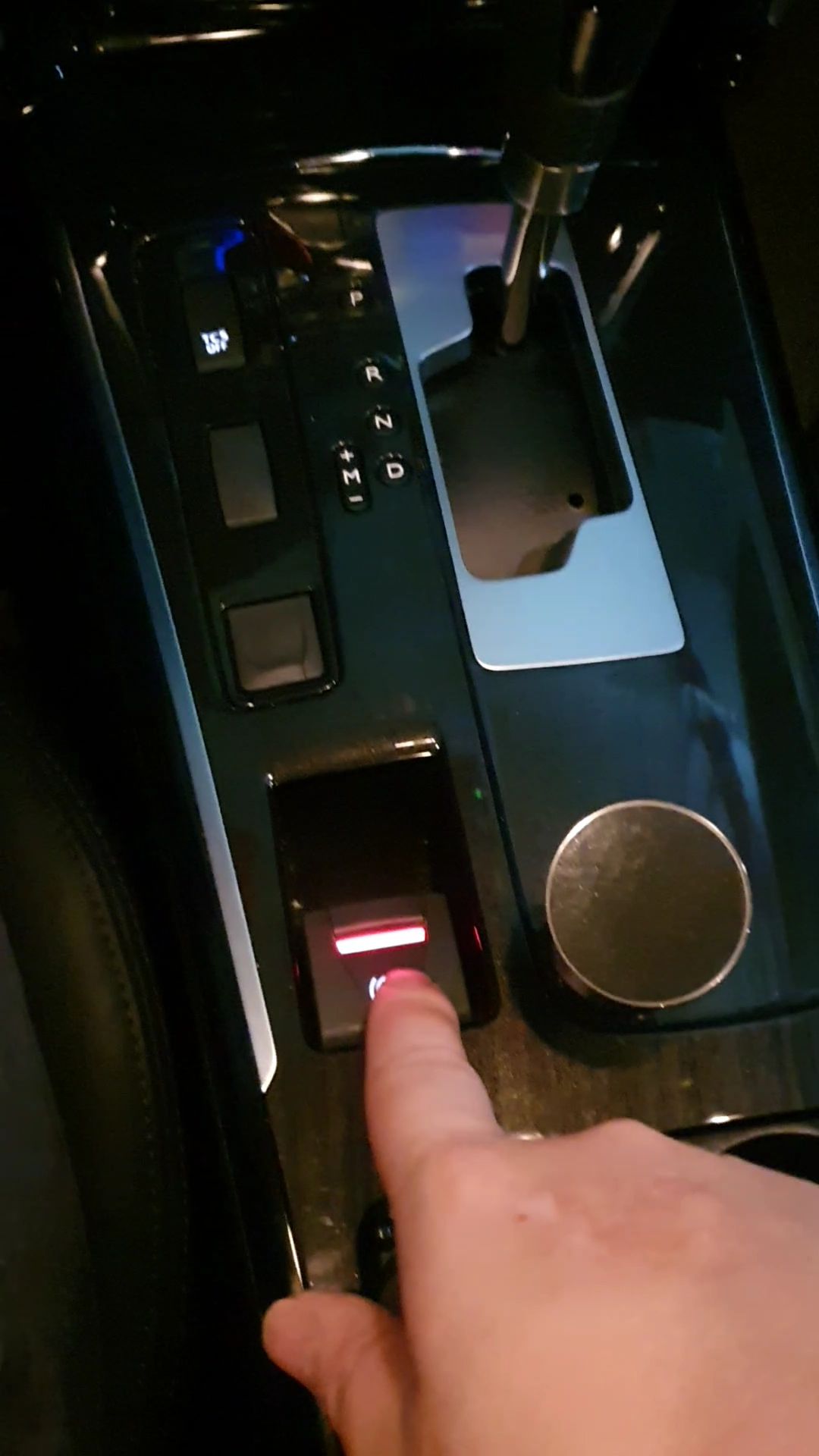 2. 자동 사이드 브레이크 버튼을 풀리도록 누르고 있는다.