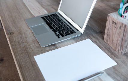 사진1- 직장인 부업 겸직 금지 조항,검색을 위한 노트북과 노트가 있는 이미지