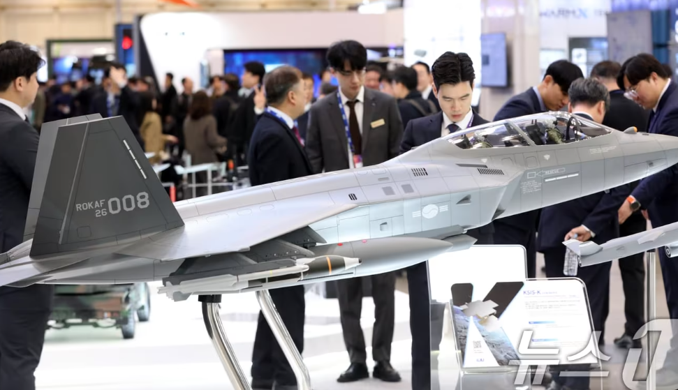 지난 2월26일 부산 해운대구 벡스코 제1전시장에서 열린 'DSK 2025(드론쇼코리아)'에서 관람객들이 한국항공우주산업(KAI) 부스를 둘러보고 있다.