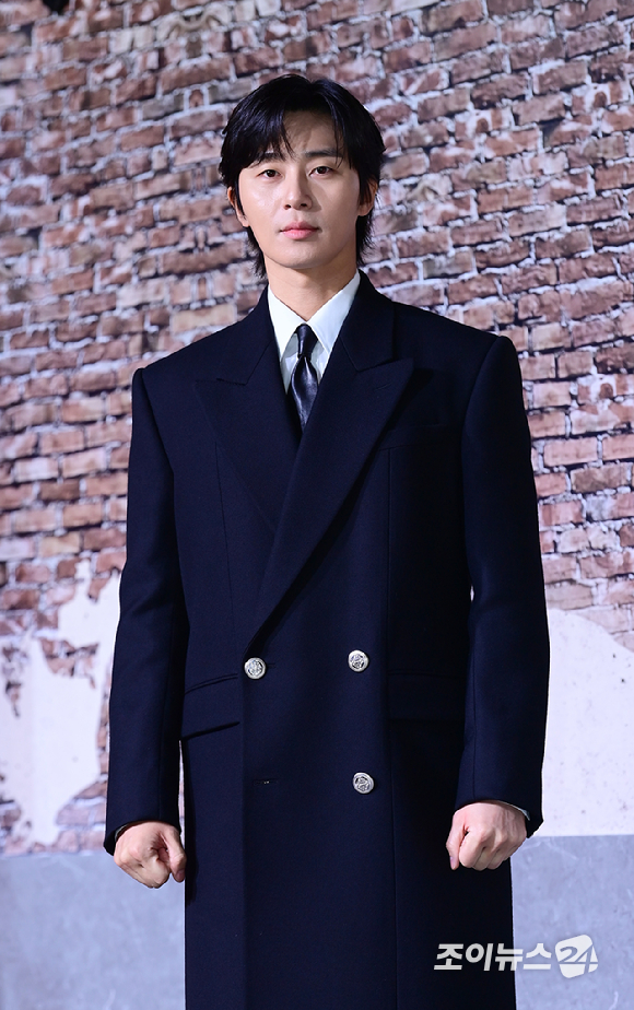 배우 박서준이 19일 오전 서울 용산구 레이어20 스튜디오에서 열린 넷플릭스 새 시리즈 &#39;경성크리처&#39; 제작발표회에 참석하고 있다. [사진=정소희 기자]