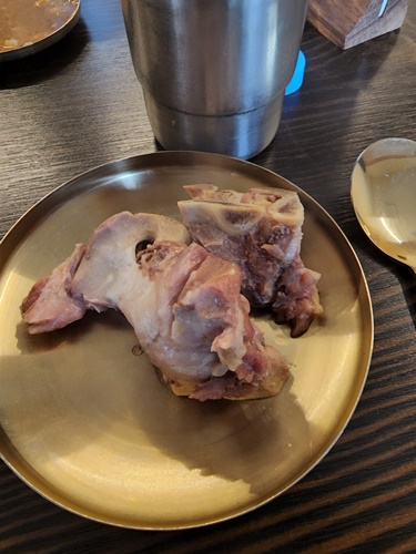 살코기를 떼어내고 뼈는 좀 식으라고 옆으로 빼둡니다.