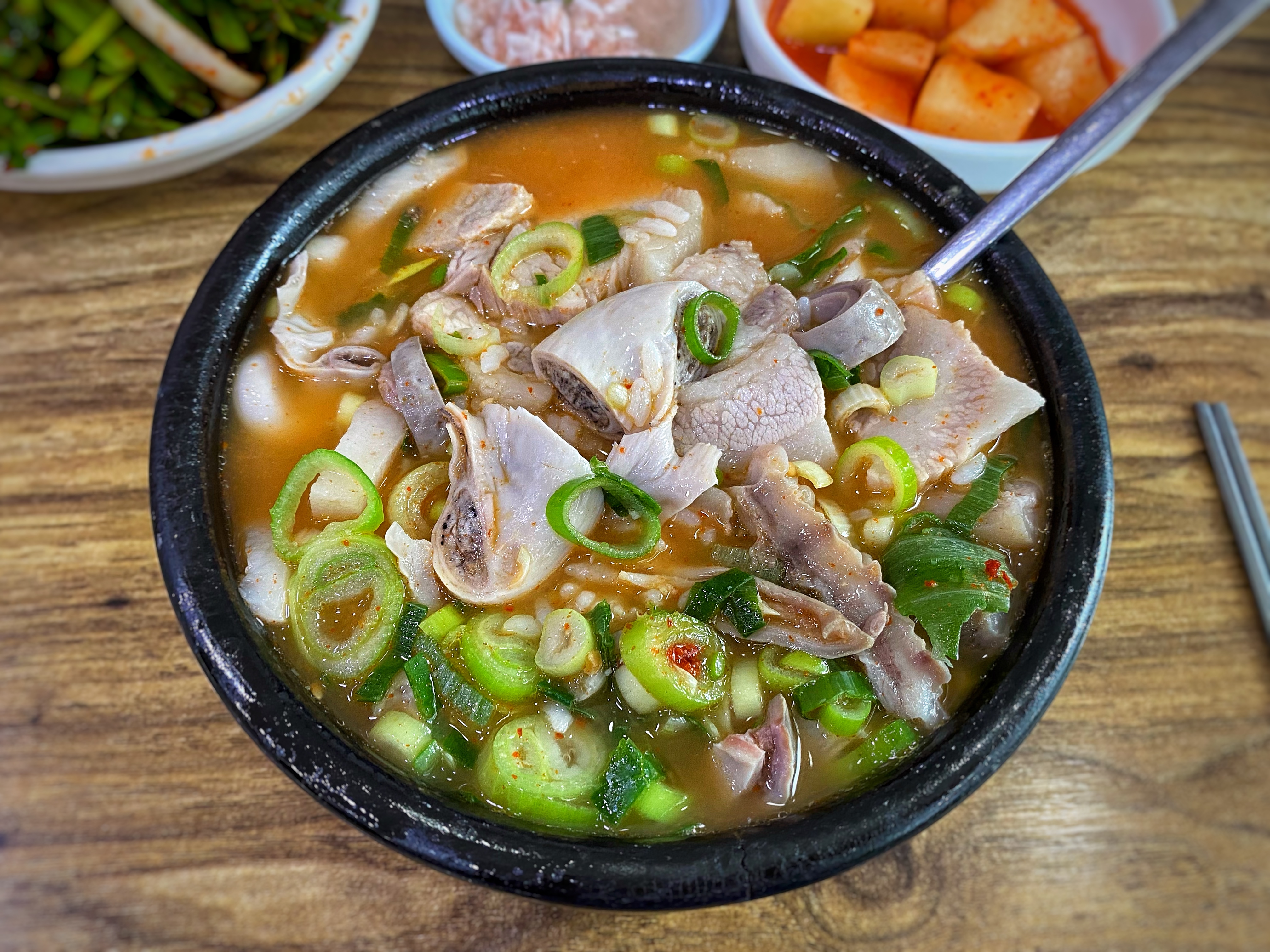 민락동 꽃돼지국밥의 섞어국밥에는 앞다리살과 머릿고기, 내장, 암뽕이라 부르는 새끼보까지 다양하게 들어있다.