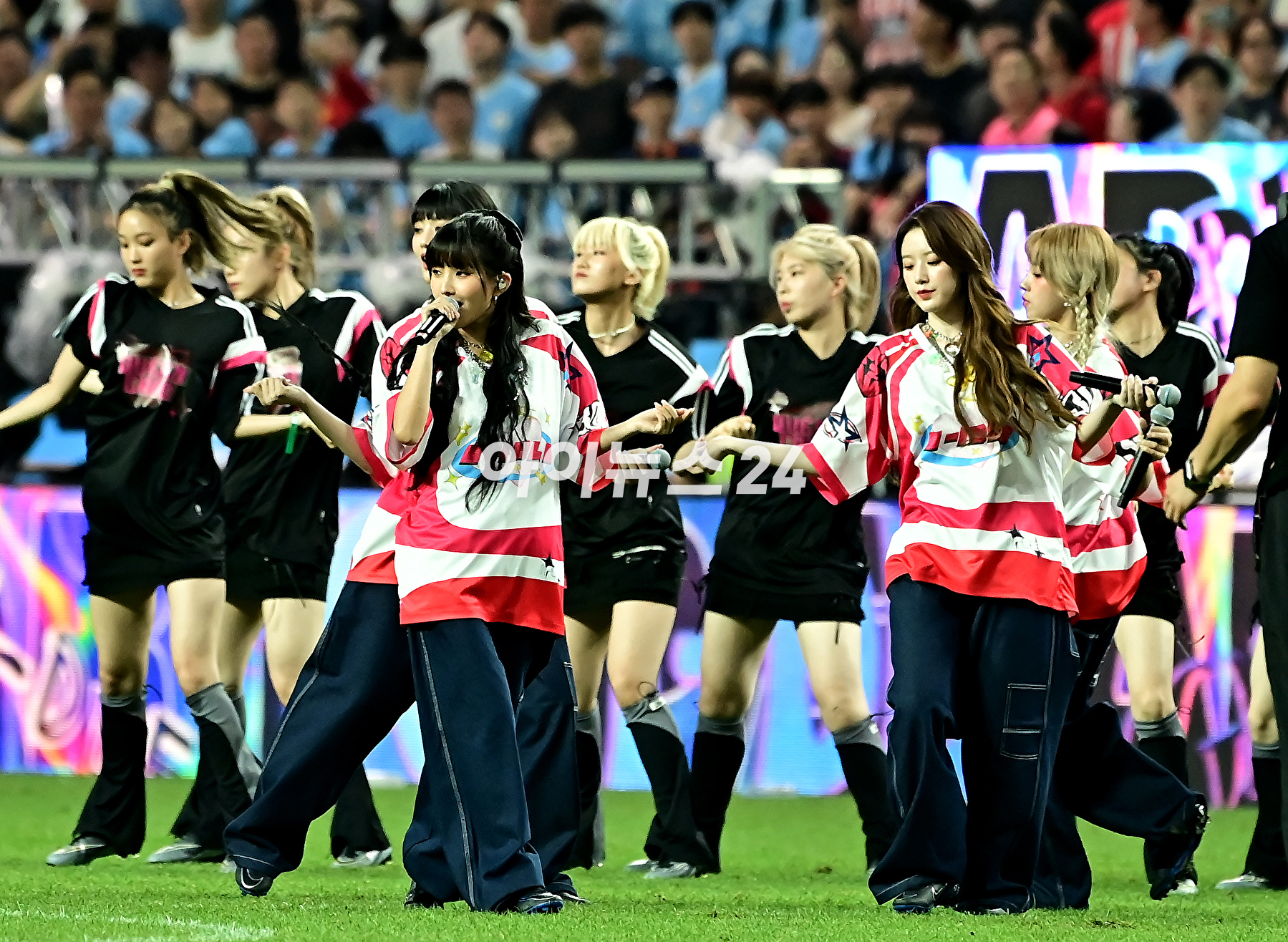 아틀레티코는 30일 서울월드컵경기장에서 열린 쿠팡플레이 시리즈 2차전에서 맨시티에 2-1로 이겼다.(여자)아이들이 공연을 하고 있다. [사진=곽영래 기자]