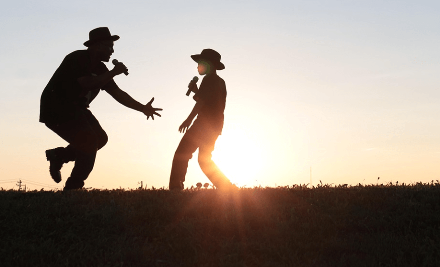 기억력 좋아지는 방법으로 아들과 아들이 노래를 부르는 모습