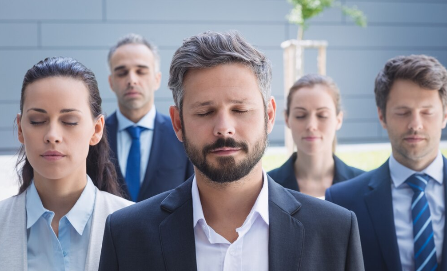 함께 명상하는 직장인들