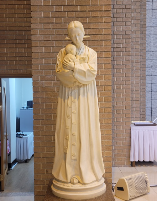 서울 신정동성당 성당 안에 있는 성모자상입니다. 성모님과 아기 예수님이 한국식으로 한복을 입으신 모습이 아름다웠습니다.