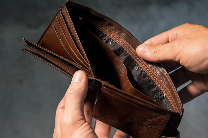 빚투로 인해 하루아침에 빈털터리가 되버린 투자자의 지갑 사진