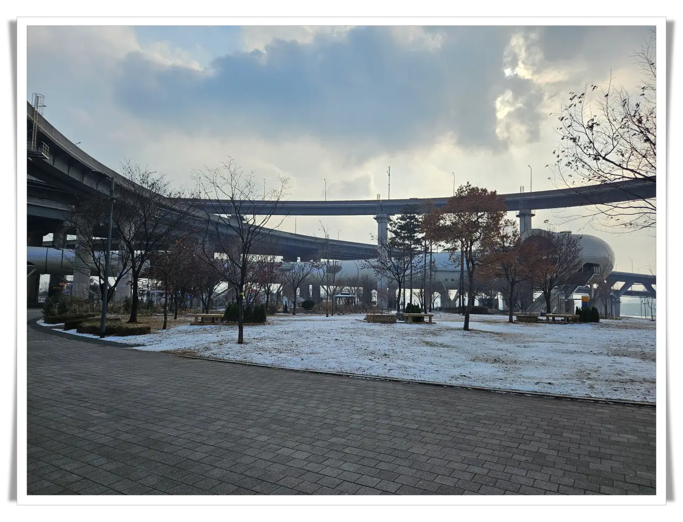 뚝섬한강공원-자벌레-건물-광각