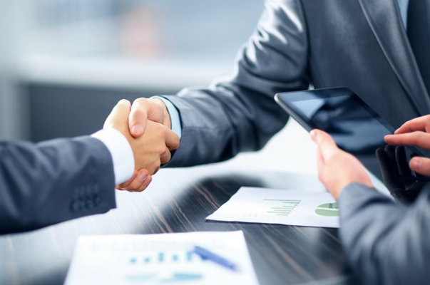 서로 악수하는 모습