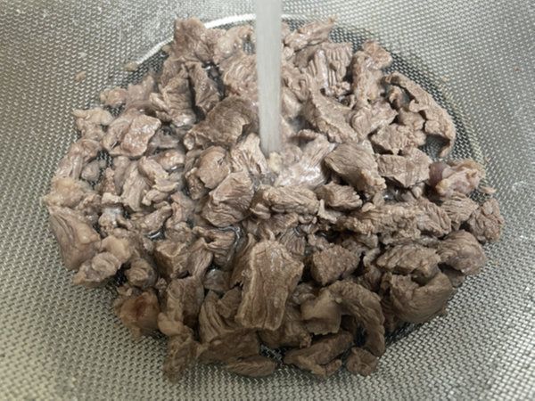 데친 소고기 흐르는 찬물에 헹구기