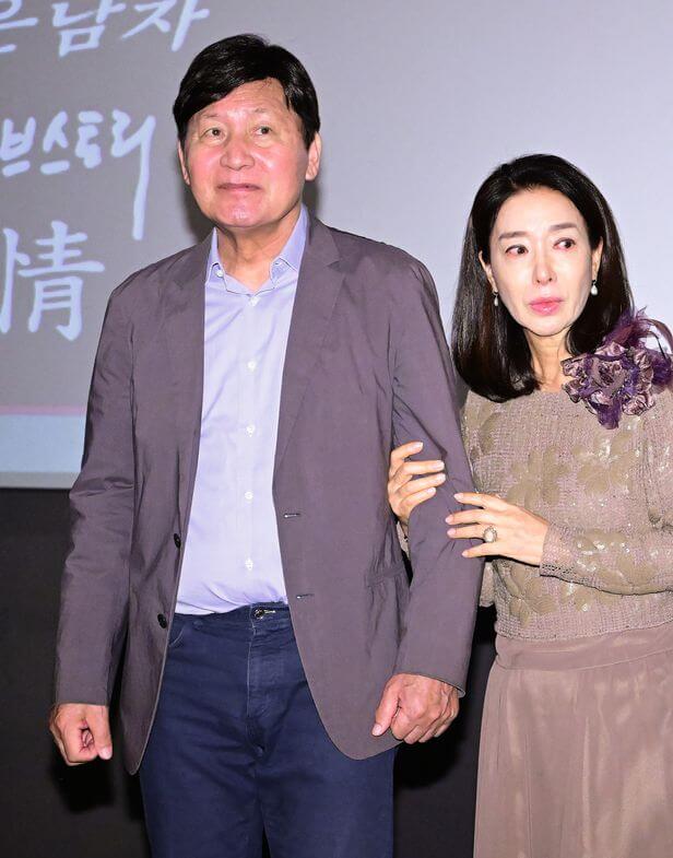 배우 김보연의 부축을 받으며 서있는 배우 안성기 / 조선일보