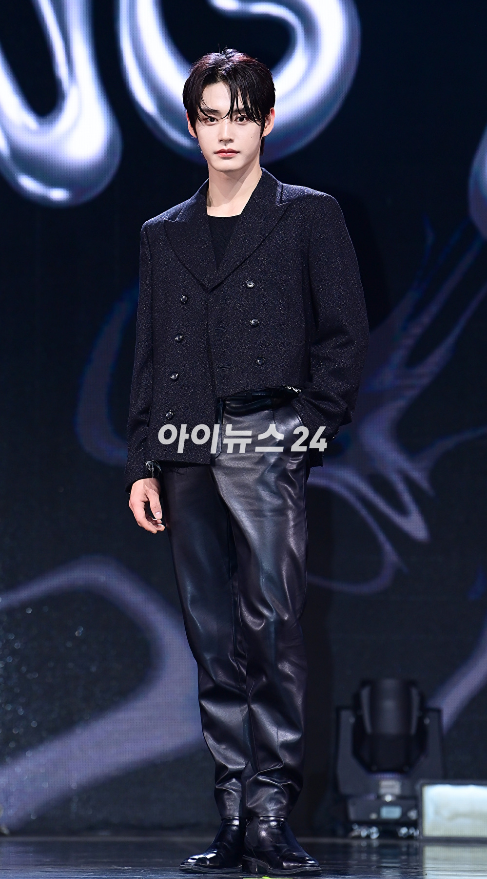 그룹 제로베이스원 김지웅이 5일 오후 서울 광진구 예스24라이브홀에서 열린 제로베이스원(ZEROBASEONE) 두 번째 미니앨범 '멜팅 포인트'(Melting Point) 발매 기념 쇼케이스에서 포토타임을 갖고 있다. [사진=정소희 기자]