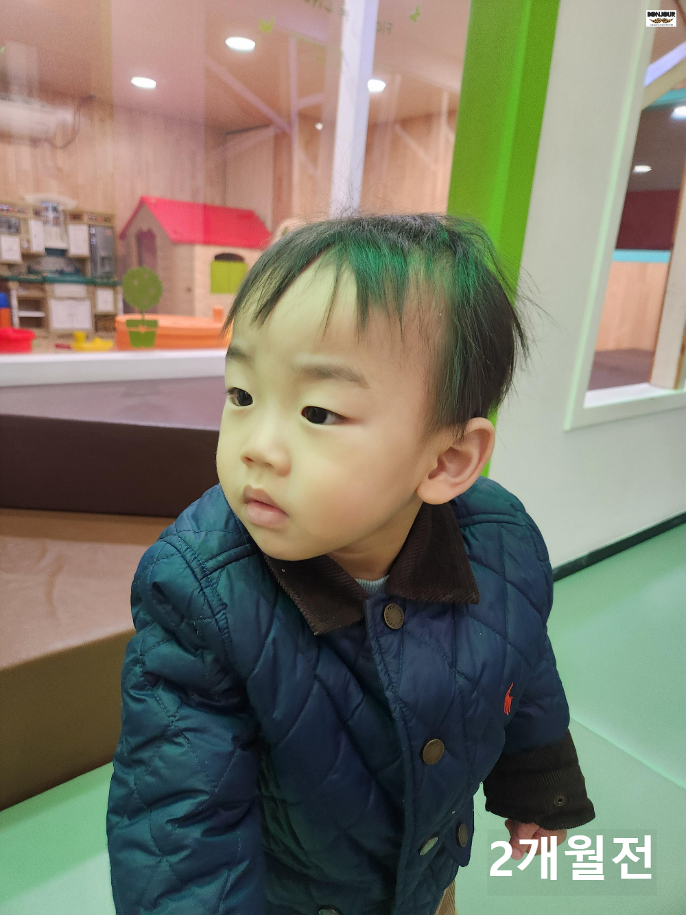 샤를롯데 키즈카페 호구포점 내부 전체 전경 어색해하는 모습의 18개월 아기