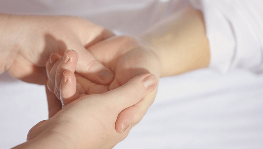 손가락 마디가 아픈 이유를 살펴보고 손 마사지를 받고 있다