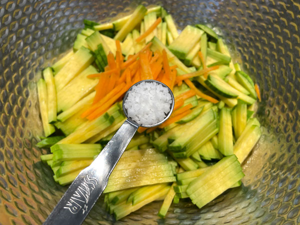 애호박채전 만들기 - 소금에 절이기