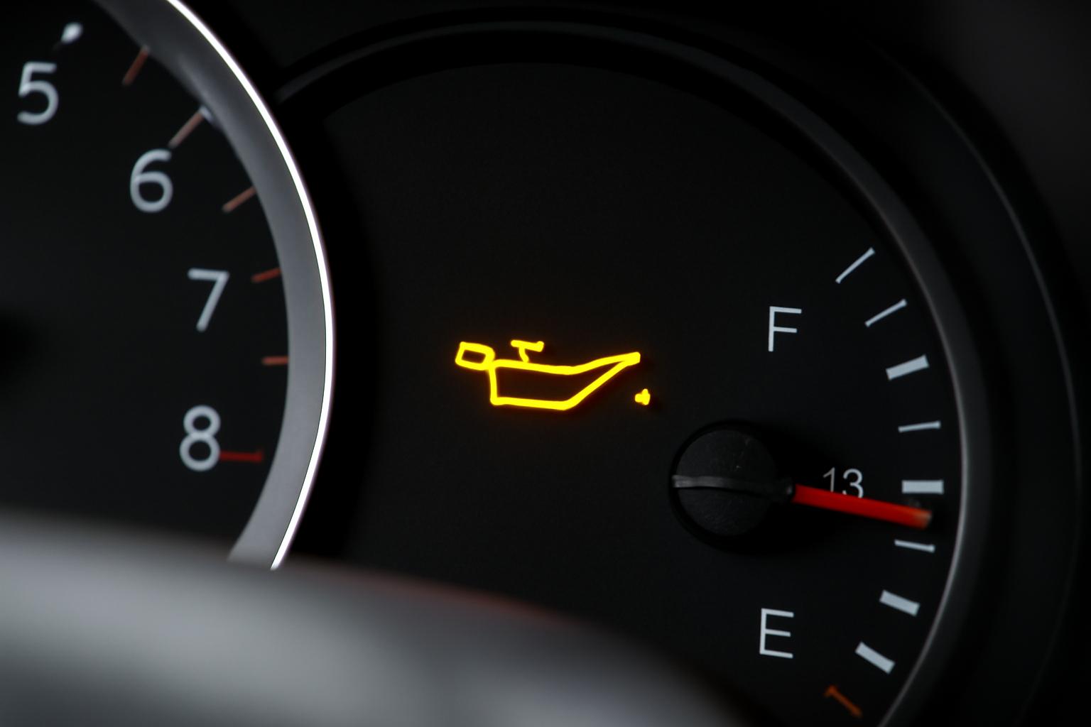 엔진오일 부족 경고등