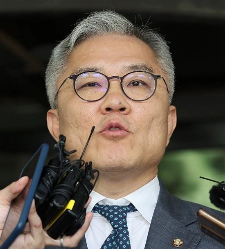 최강욱 국회의원 프로필 나이 학력 논란 및 최강욱 대법원 판결 의원직 상실