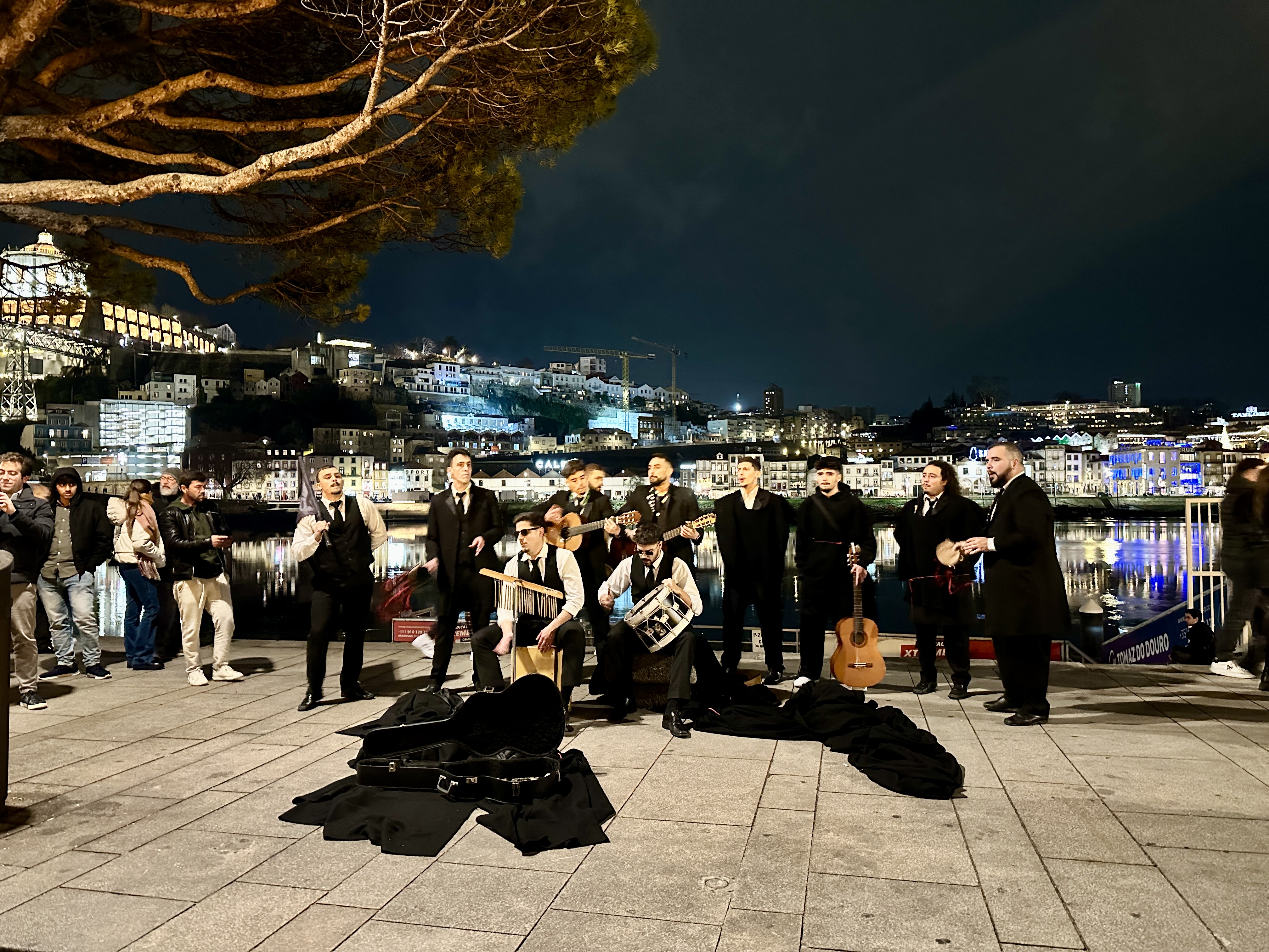 아름다운 포르투의 밤을 만들어준 거리의 악사들