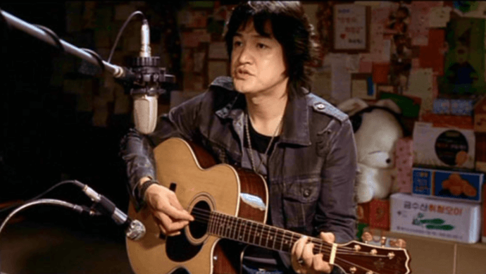 영화-속-장면으로-박중훈이-기타를-치며-노래를-부르고-있는-장면