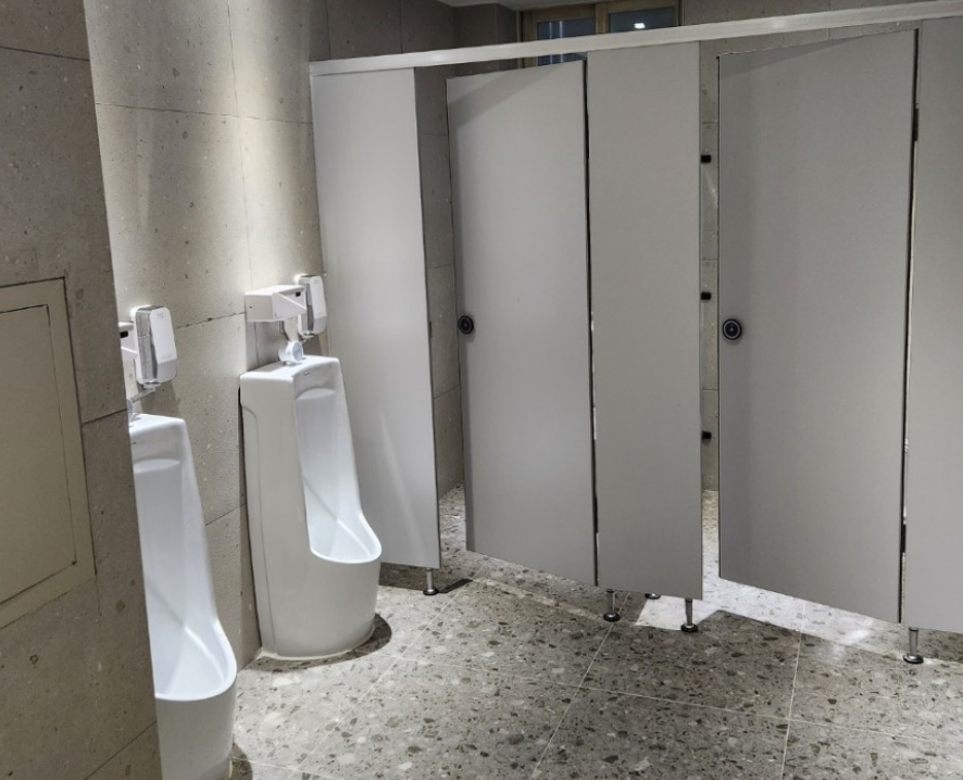 위생 상태가 훌륭한 남자 화장실