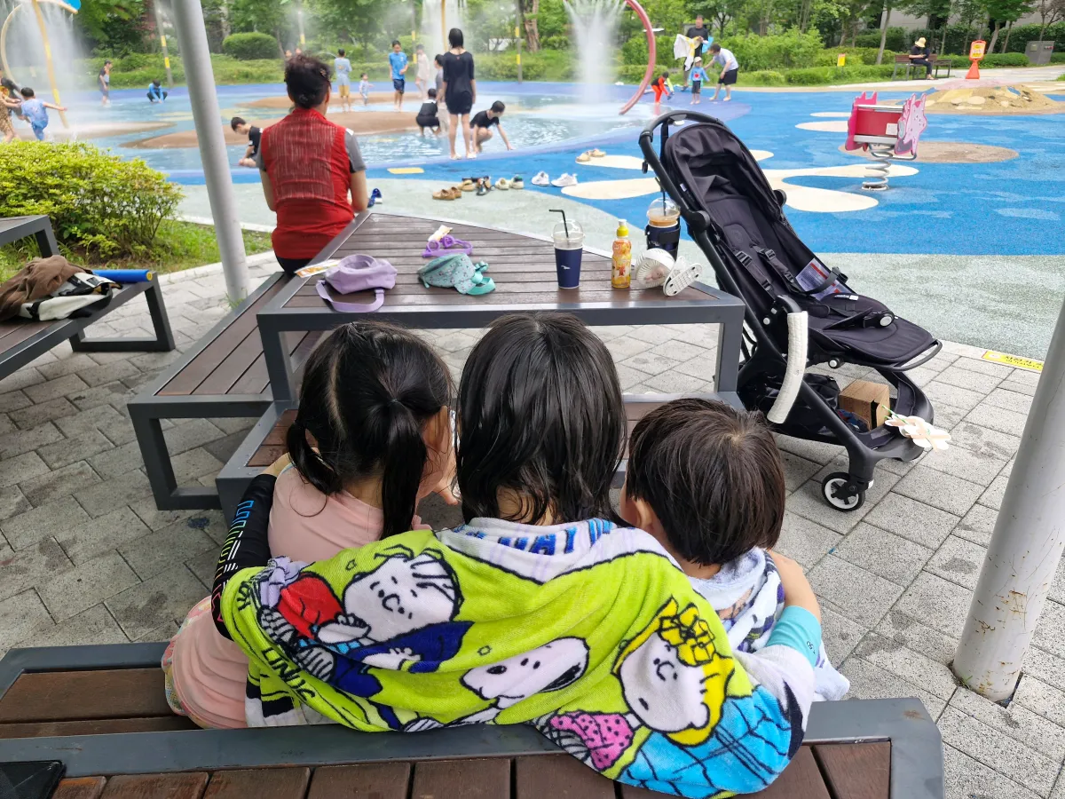 작은아이-3명이서-의자에-앉아있다